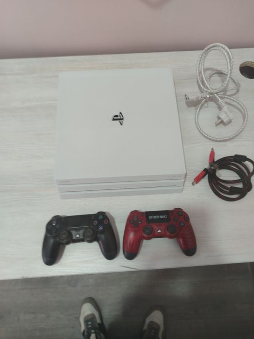 Play station 4 pro 1 Tb