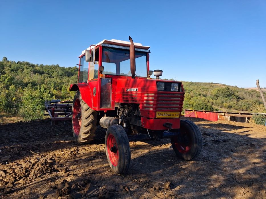 Vând tractor anul 2004