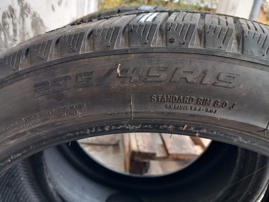 Două cauciucuri  235/45/R19