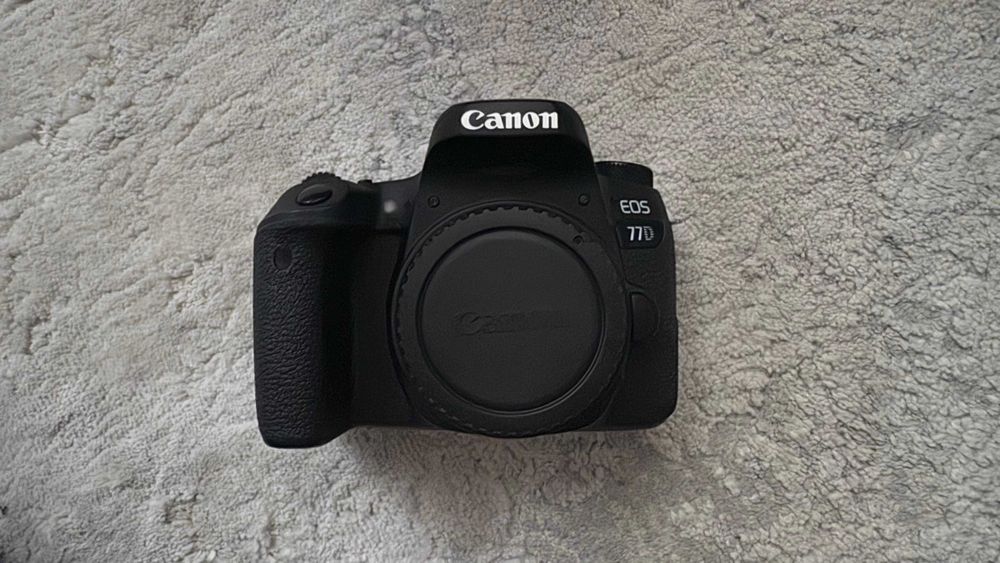 Canon EOS 77D + 3 obiective + accesorii – Pachet complet