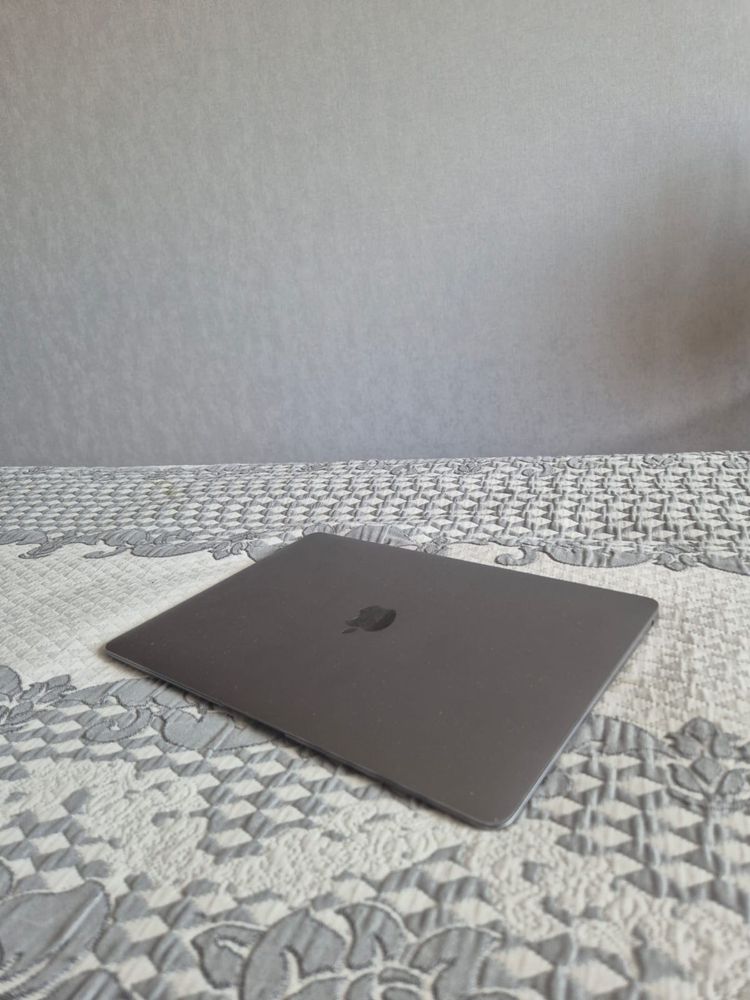 Продается Mac book Air 13, 2020 года, оперативная память 8 гб.