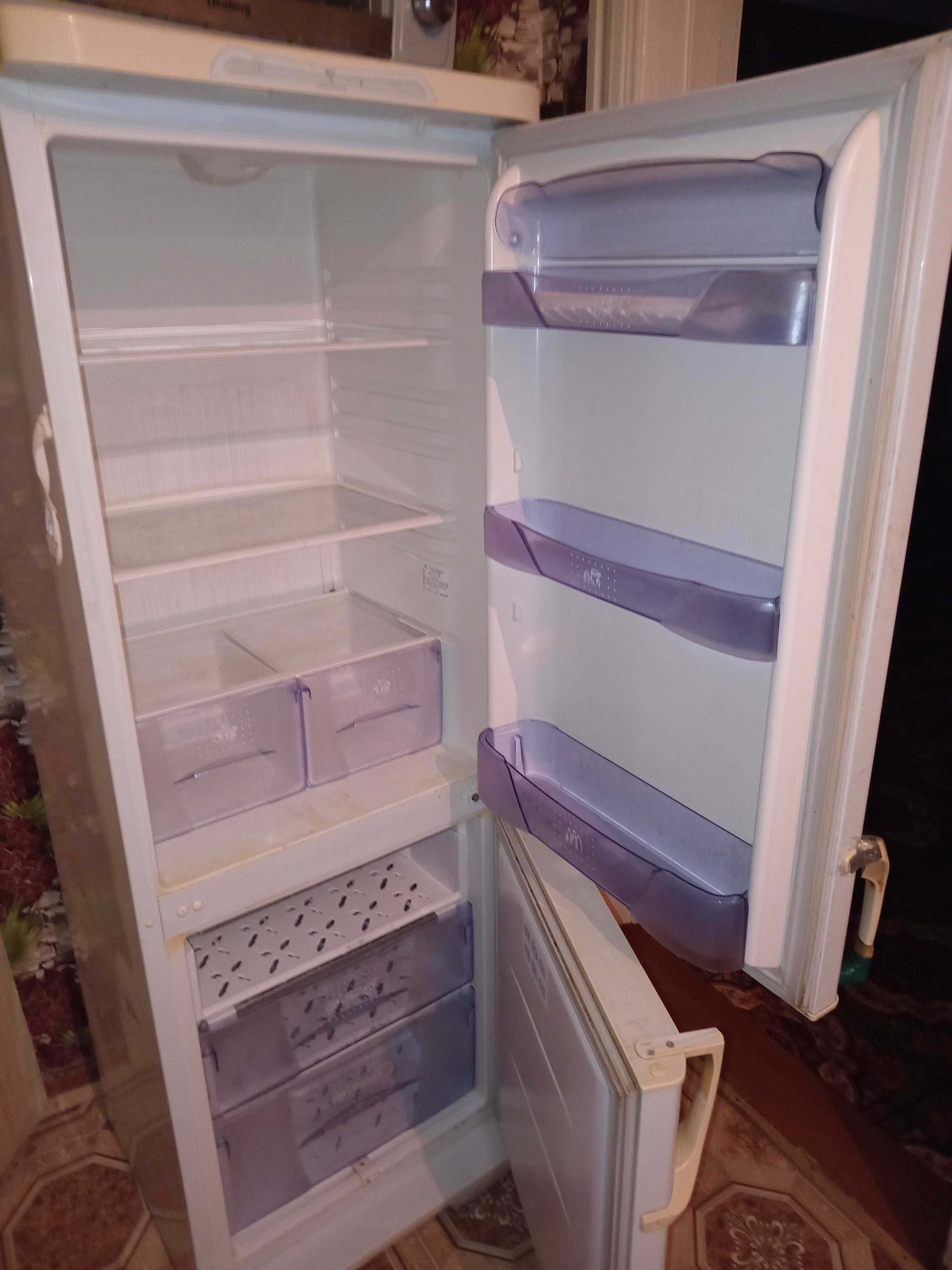 Холодильник и двухкомфорочная плита с духовкой.