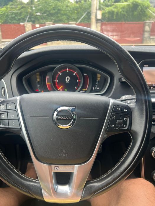 Volvo V40 R design