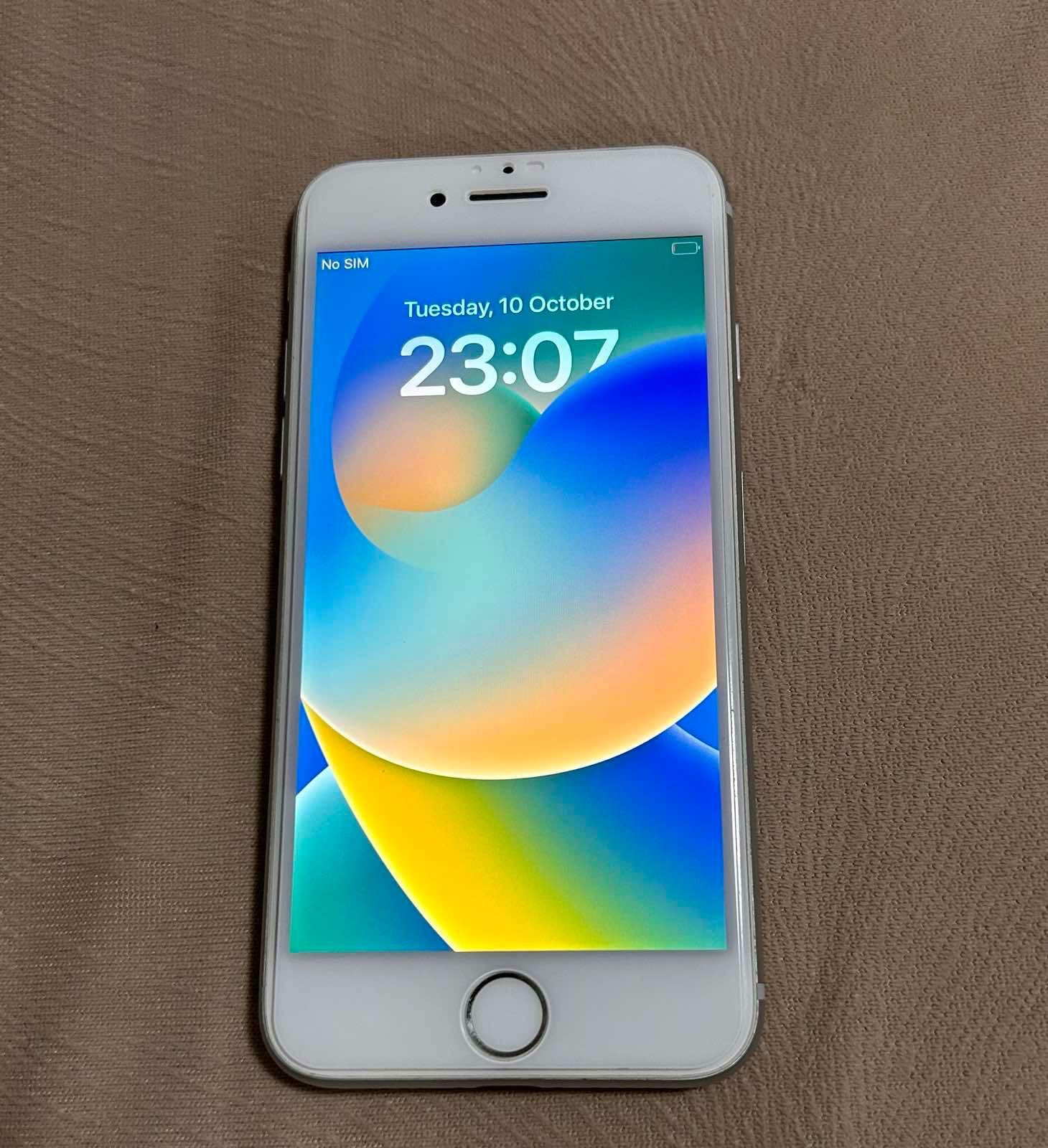 Продавам iPhone 8 , 64 GB .