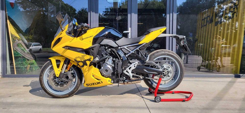 HobbyMoto vinde Suzuki GSX 8R 2025 / 1.500 km, garantie 2027