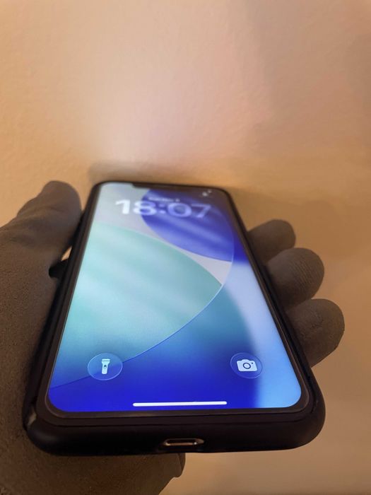 Продавам бял iPhone 11 Pro max 64gb