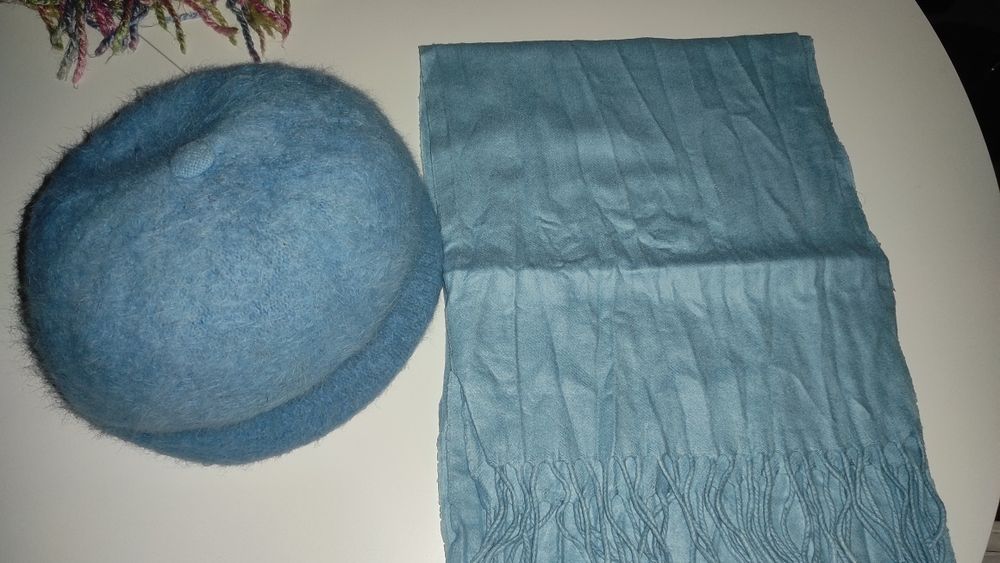 Дамски шалове и шапки