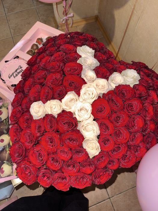 Красные розы с буквой „Х“ и белые розы город алматы