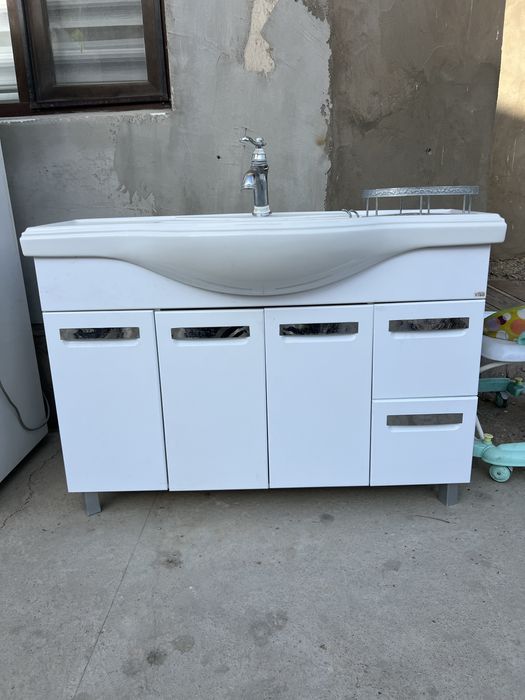 Раковина с тумбой в хорошем состоянии