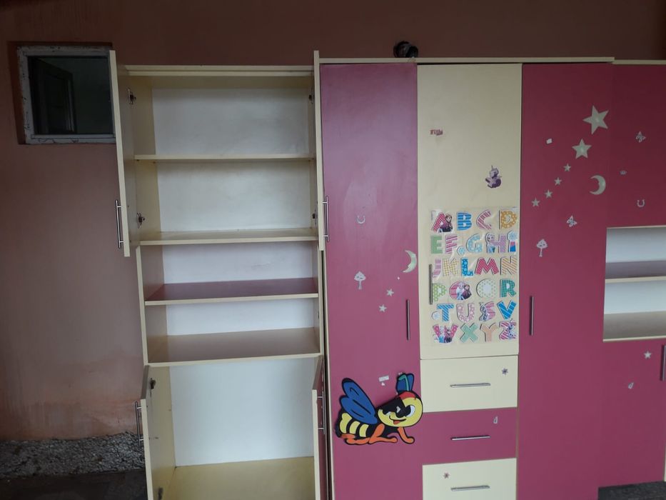 Vând dulap dormitor în stare buna