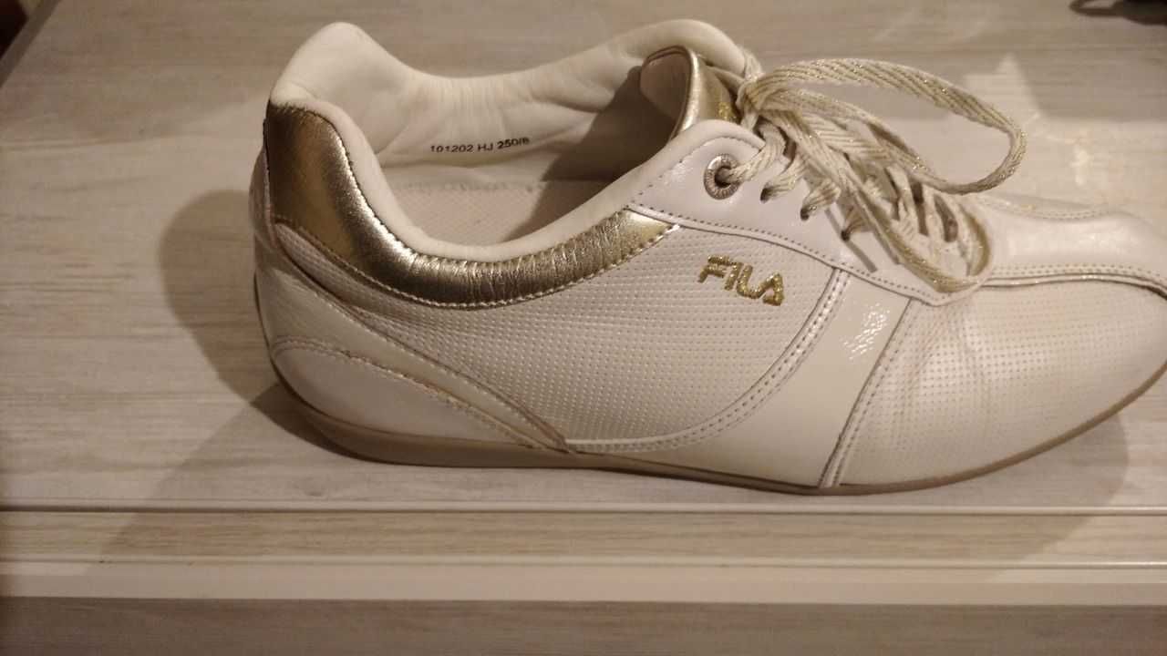 Продаю фирменные кроссовки Fila
