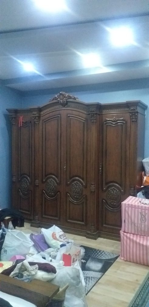 Продам свою гостинную и спальнюю мебель . Торг на месте!