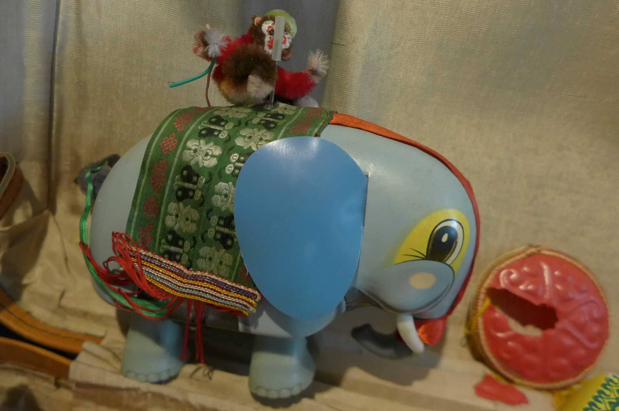 Jucarie veche Chinezeasca Metalica Monkey on Elephant ME776