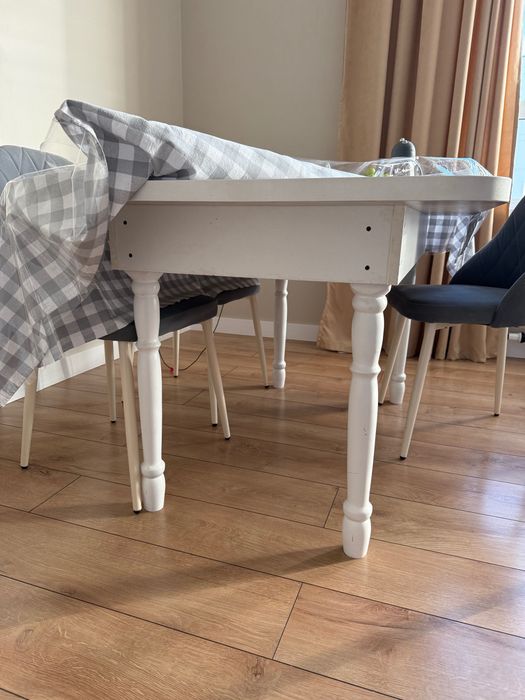 Стол со стульями