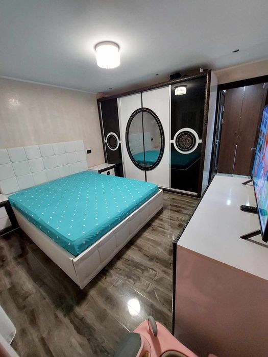 Vand mobila de dormitor si canapea de living