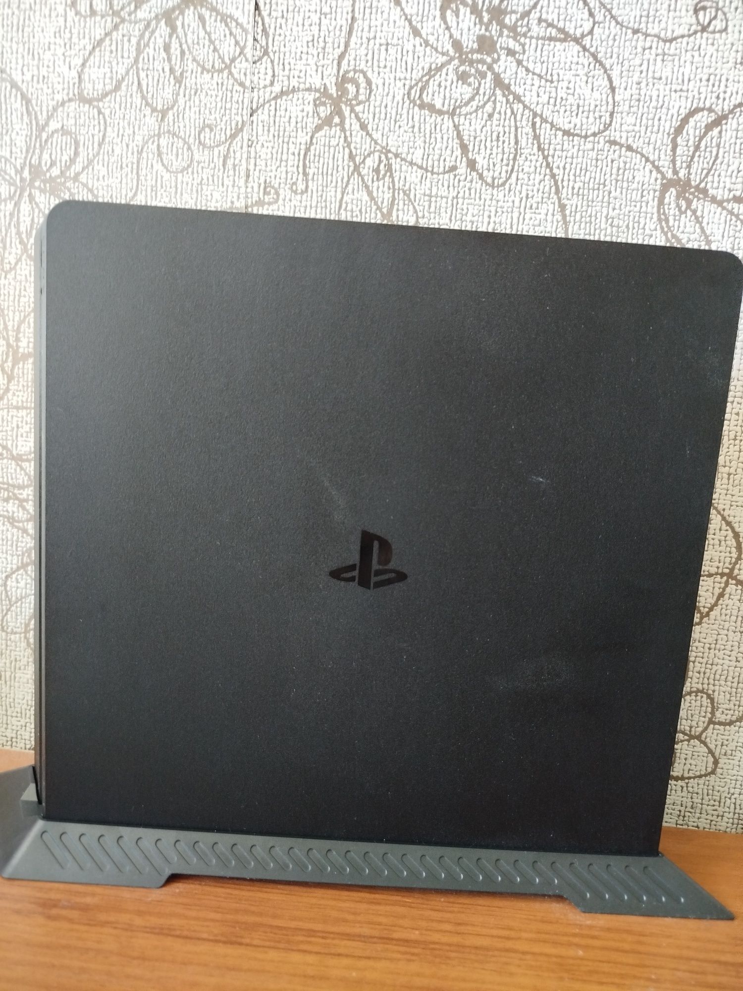 Playstation 4 Slim с аксесоари, 7 игри и два джойстика