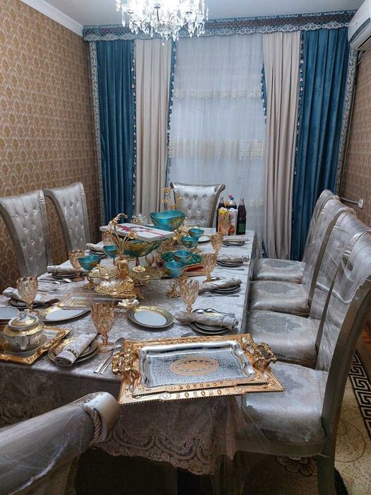 Срочно продаются стол и стулья (10 штук)