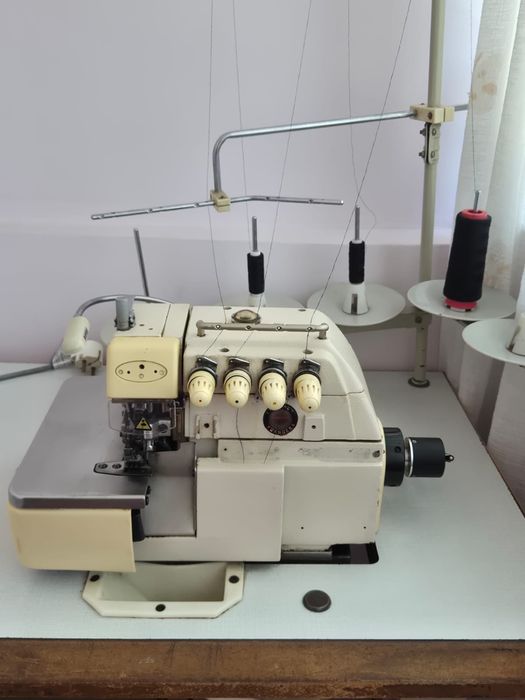 Masina de cusut industriala Juki overlock