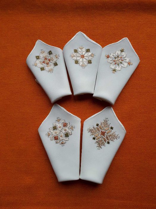 Ръчно бродирани копринени кърпички-български мотиви 4 вида,и с дантела