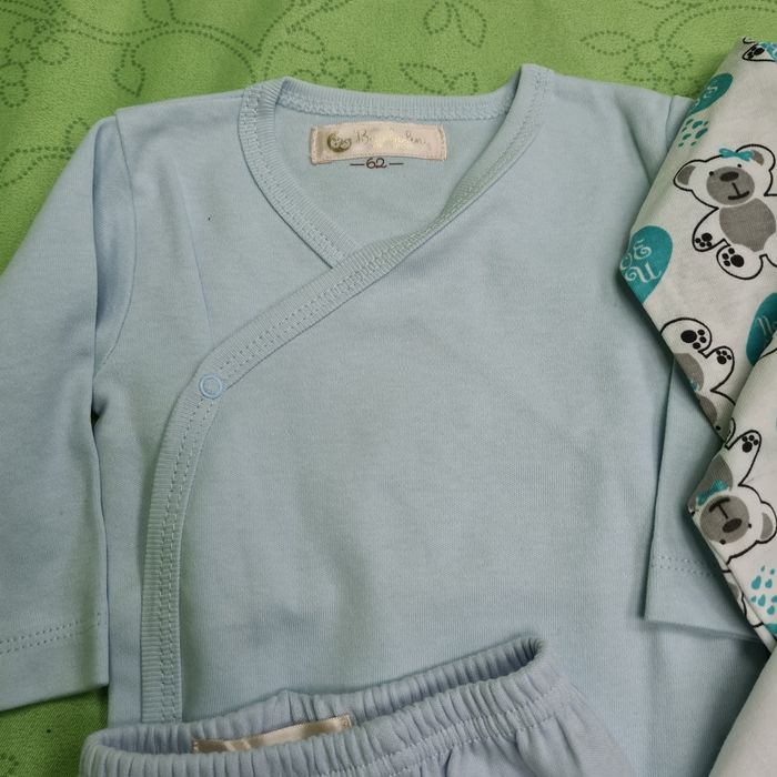 6 body bebe  plus o pereche pantaloni 0-3 luni