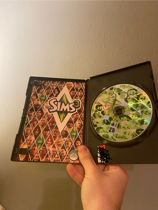 Vând joc SIMS 3 varianta PC