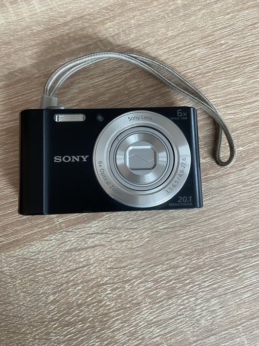 Компактен дигитален фотоапарат Sony W810. Перфектно работещ.