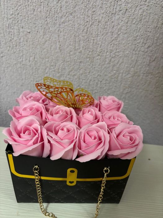 Aranjament Floral 12 trandafiri roz din sapun