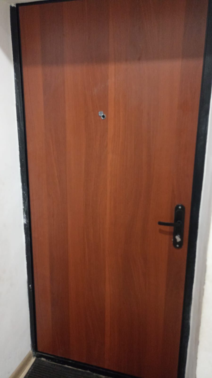 Продам входную дверь