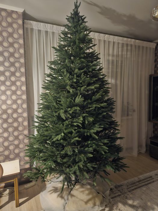 Продам шикарную елку,литая .как живая