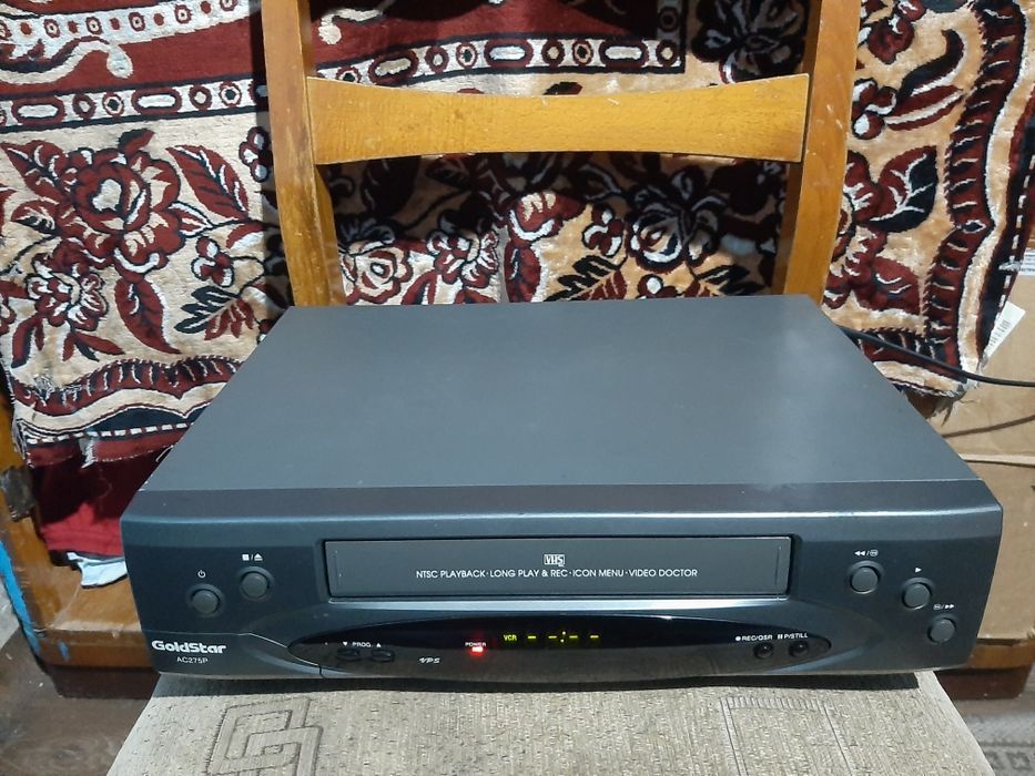 Vând videorecorder goldstar în stare bună