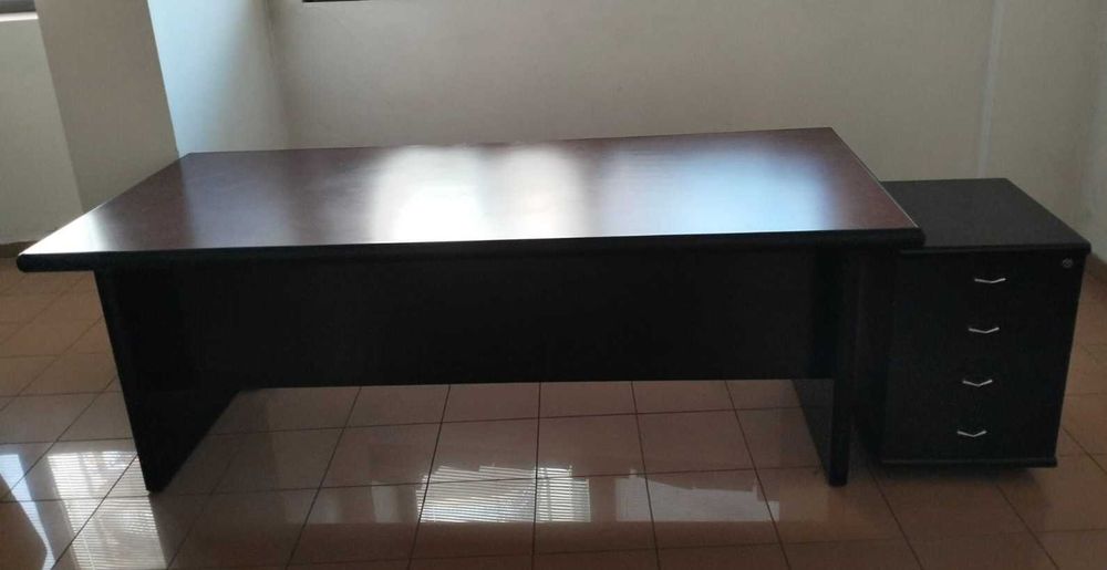 Директорско бюро от Италия масивно, елегантно дърво отлично състояние