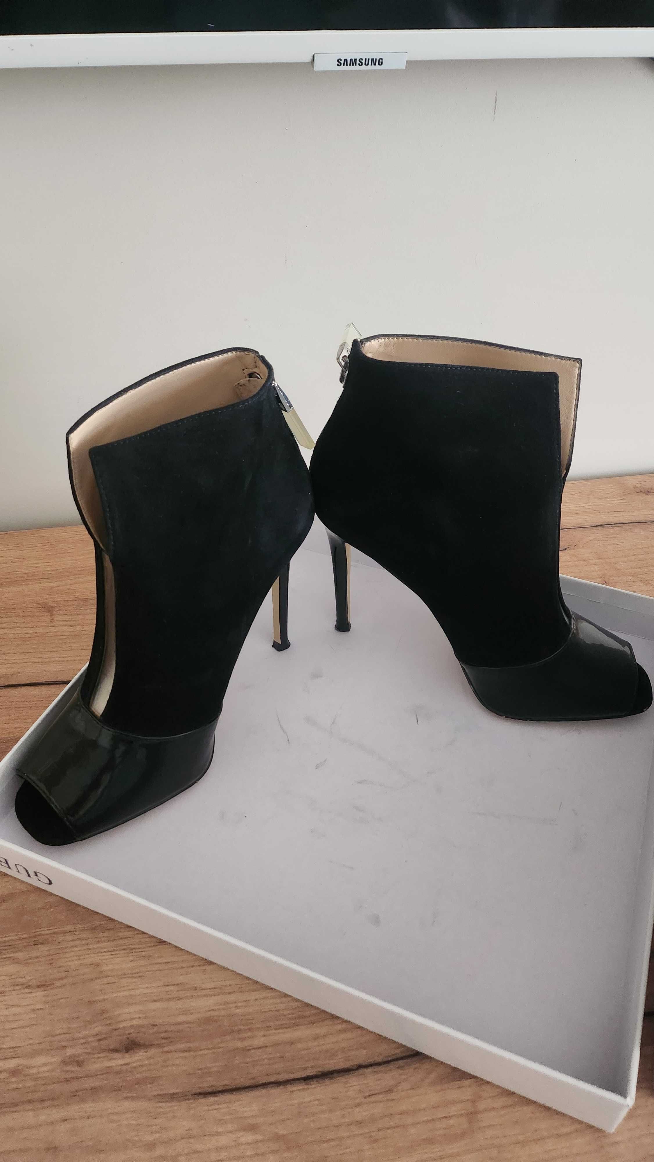 Обувки с висок ток Guess