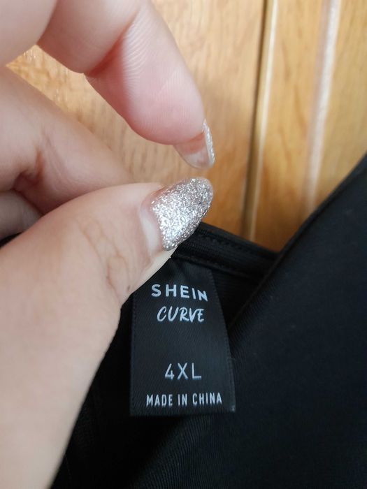 Черна разкроена рокля с връзващи се презрамки