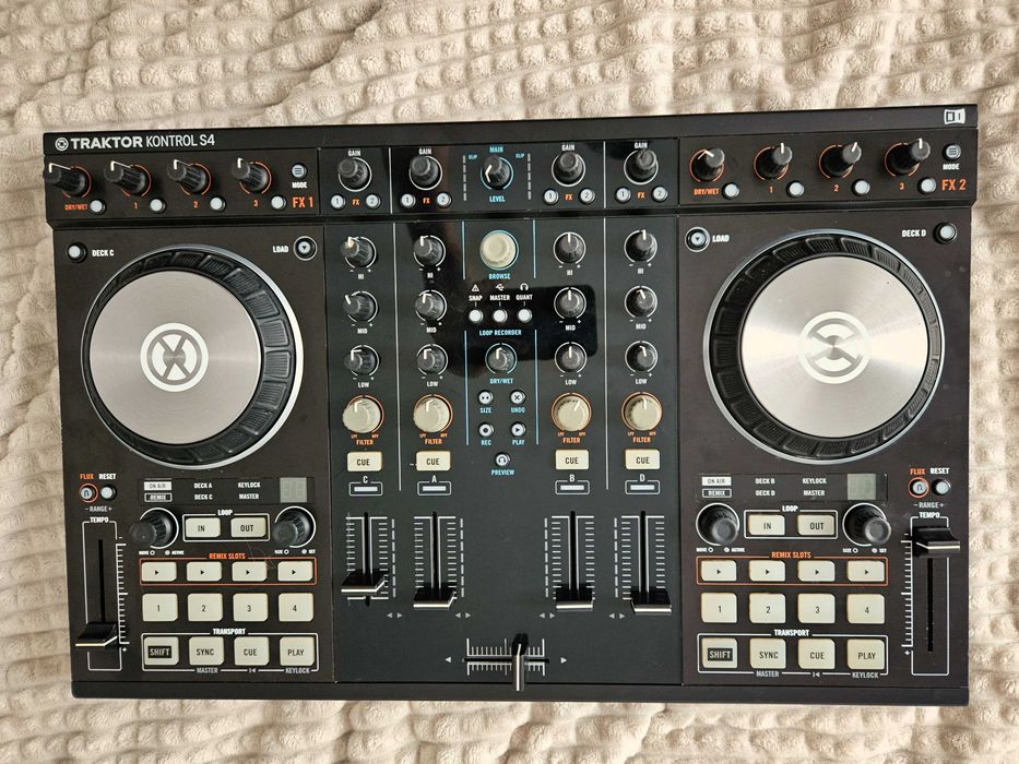 Traktor S4 Mk2 Native Instruments Consola Dj (pentru piese, defect)