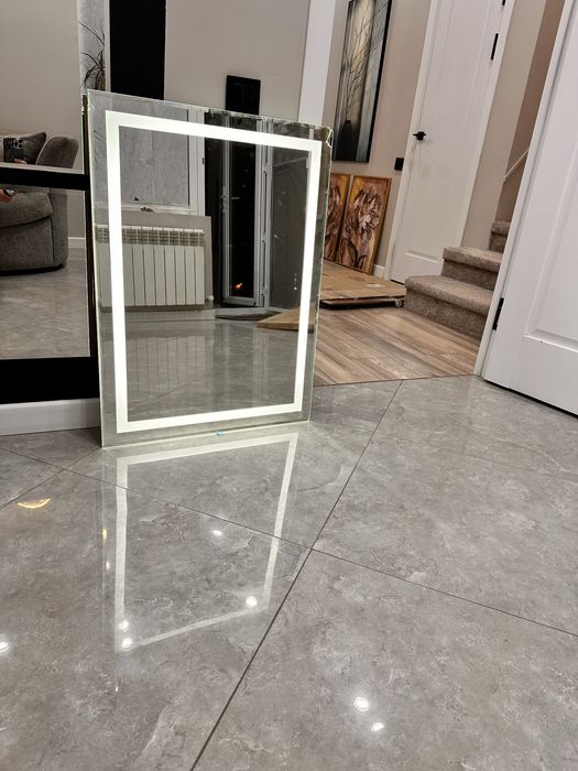 Зеркало с подсветкой обязательно читайте описание