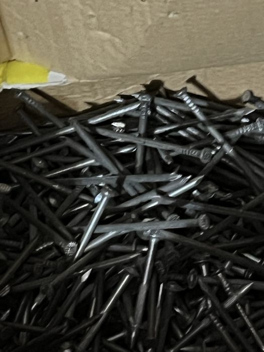 Продам гвозди / саморезы 7см. В наличии 3 коробки.