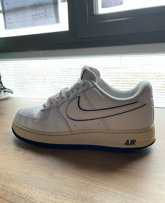 Vand AirForce 1 albi cu contur negru