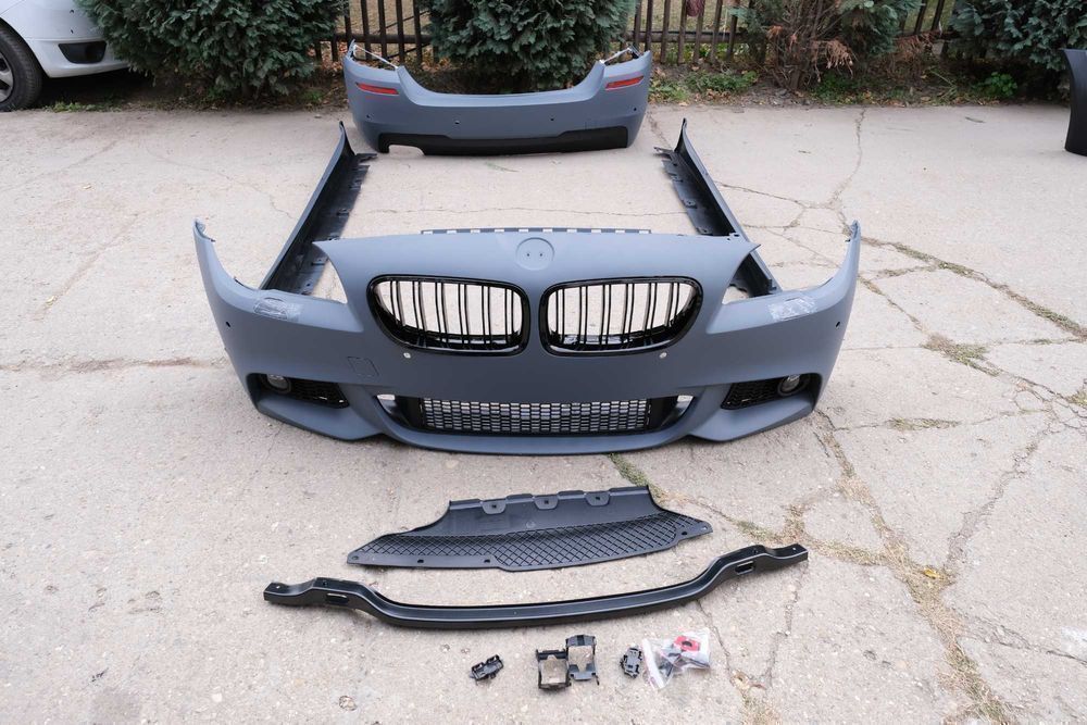 Kit Pachet M BMW F10 Seria 5 cu grile si accesorii