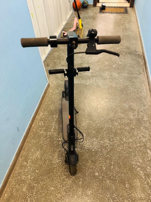 Електрическа тротинетка Xiaomi Mi Scooter Essentia+ПОДАРЪК