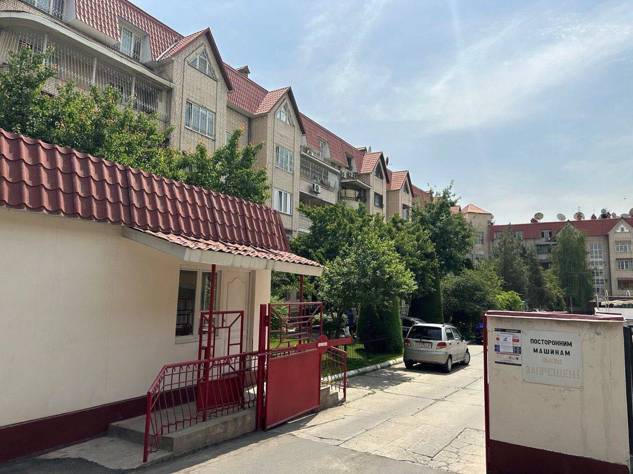 Yakkasaroy rakat mahalladan 7 xonali uy sotiladi
