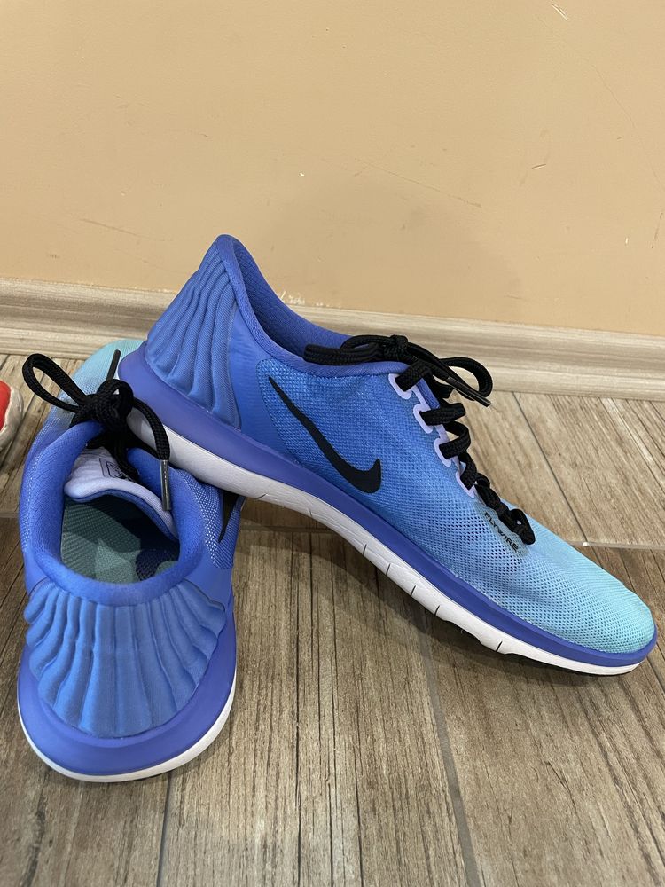 Маратонки NIKE номер 39