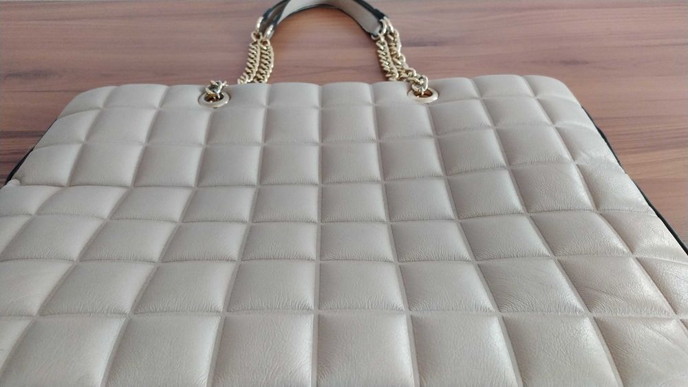 Дамска чанта в бежов цвят