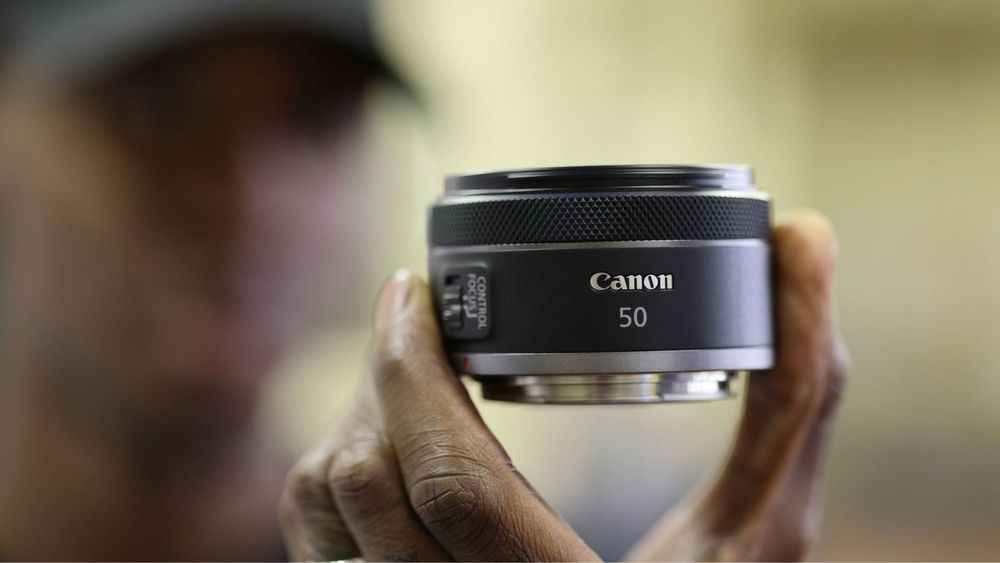 Canon RF 50 mm 1.8 .