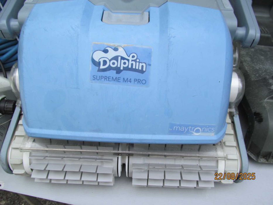 Робот за  почистване на басейни Dolphin SUPREME M4 PRO/M400