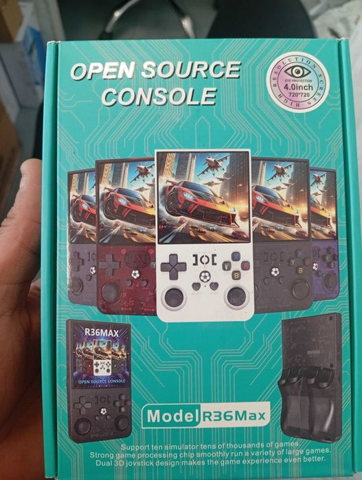 Ретро преносима игрова конзола с карта памет.