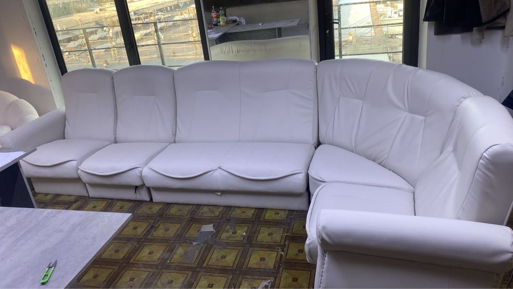 Продам кожанный угловой диван