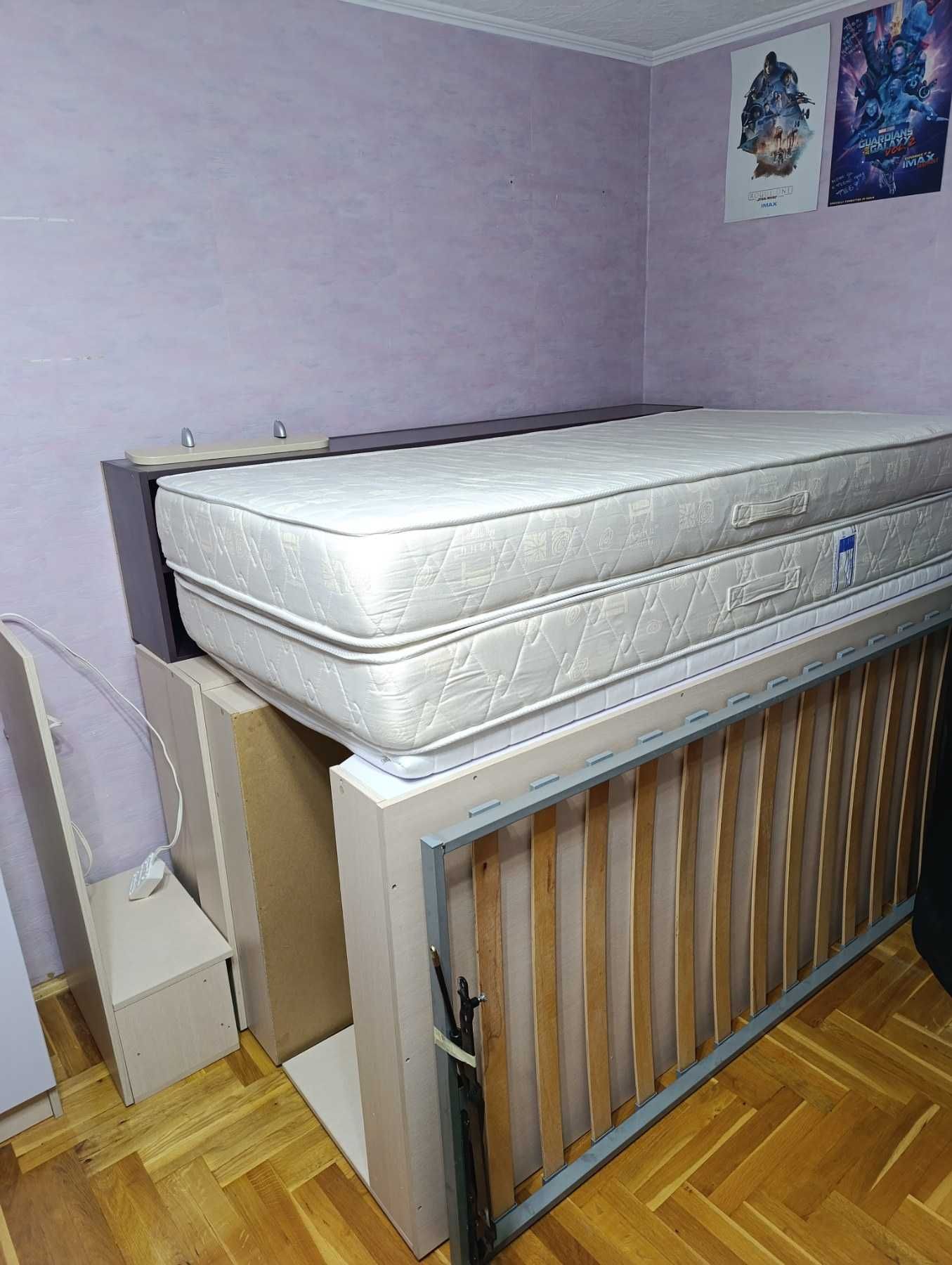 Продавам двуетажно легло.
