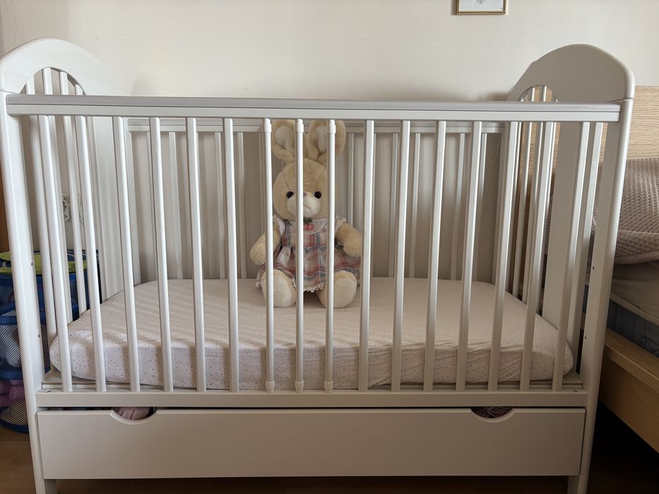 Дървена кошара - мече. Подаряват се матрак, протектори и спално бельо!