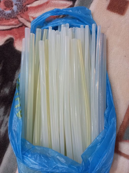 Продам клей палочки 72 штуки