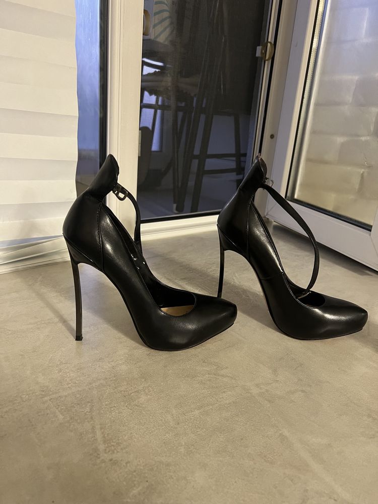 Черные туфли на железном каблуке